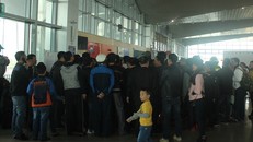 Máy bay liên tục hoãn chuyến, hành khách 'hỗn loạn'
