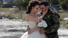 Xúc động ảnh cô dâu chú rể giữa Syria hoang tàn