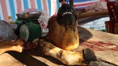 Chợ Viềng: Đầu bê trưng đầy, thịt bê đắt đỏ