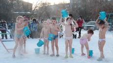 Nga: Trẻ mẫu giáo tắm nước đá trong thời tiết giá lạnh