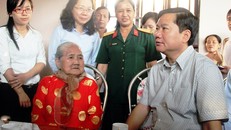 Bí thư Đinh La Thăng giản dị đến thăm dân