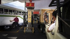 Sau 20 năm, lần đầu tiên Venezuela tăng giá xăng