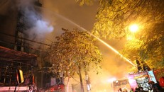 Hà Nội: Nhà 3 tầng cháy rừng rực giữa đêm