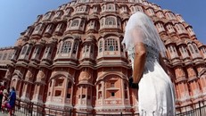 Cô dâu mặc váy cưới đi du lịch khắp Châu Âu một mình