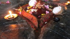 Ngôi đền ở Ấn Độ có phong tục thờ và rước bộ phận sinh dục nữ 