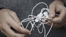 Vì sao tai nghe luôn tự rối vào với nhau?