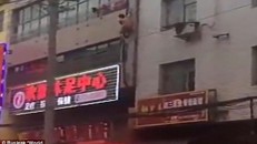 Khỏa thân tháo chạy qua cửa sổ vì bị bắt quả tang ngoại tình