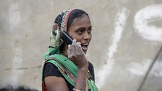 Kì quái phụ nữ chưa kết hôn bị cấm sử dụng điện thoại di động