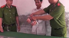 Bị chối 'yêu', gã 'yêu râu xanh' đâm bé gái 13 tuổi 39 nhát dao