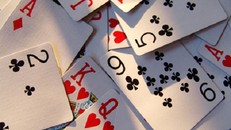 Cách chức hiệu trưởng một trường tiểu học vì đánh bài ăn tiền