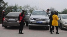 Trái lệnh Thủ tướng, nhiều xe công vẫn vãn cảnh, thăm đền 