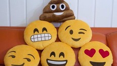 Nữ sinh 12 tuổi ra tòa chỉ vì... dùng biểu tượng cảm xúc