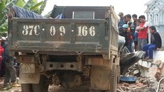 Xe tải kéo sập cổng làng do quên hạ ben, tài xế tử vong