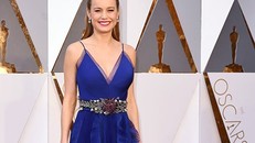 Mỹ nhân 'King Kong' khoe vòng một gợi cảm trên thảm đỏ Oscar