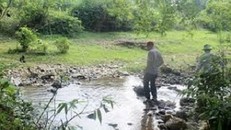 Phát hiện bao tải đựng xương người dưới khe suối