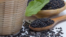 Bí quyết chữa tóc bạc cực hiệu nghiệm bằng mè đen