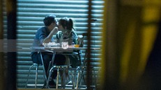 Trấn Thành và Hari Won hôn nhau say đắm giữa đêm