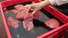 Biến thịt lợn thành thịt bò bằng huyết bò lẫn hóa chất ở TP.HCM