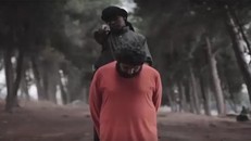 Rợn người ‘đao phủ IS nhí’ hành quyết con tin, đe dọa Mỹ