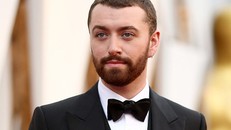 Sam Smith bị tung bằng chứng 'bóc mẽ' giới tính sau Oscar 2016