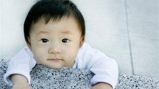 Cặp vợ chồng bán con ruột 18 ngày tuổi để mua... iPhone