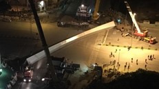 Hà Nội: Thanh thép khổng lồ bất ngờ rơi giữa đường