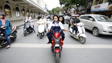 Bị 'đe' thôi học, trò mang mũ bảo hiểm chẳng thèm đội