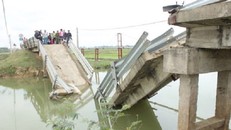 Xà lan đâm sập hoàn toàn cầu Cơn Độ lúc sáng sớm