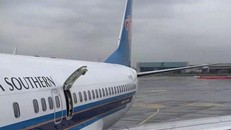 Mở cửa thoát hiểm máy bay để 'hít thở không khí trong lành'