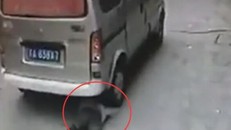Bé trai đứng dậy đi tiếp sau khi bị ô tô cán qua người [VIDEO]