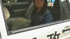 Cô gái Việt ở Trung Quốc bất ngờ lao khỏi ô tô kêu cứu