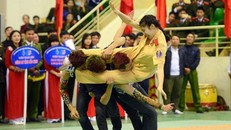 Nữ chiến sỹ Công an bay người kẹp cổ quật ngã 3 đối tượng