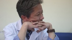 Bé 2 tuổi tử vong do hóc kẹo, gia đình nói bác sĩ tắc trách