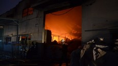 Cháy lớn ở xưởng may, huy động hàng trăm chiến sĩ PCCC dập lửa