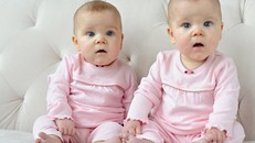 Vì sao phụ nữ có thể sinh ra cặp sinh đôi khác…bố?