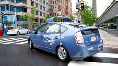 Xe tự lái của Google đã gây tai nạn đầu tiên, tông vào xe buýt