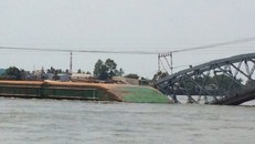 Cầu Ghềnh trăm tuổi bị sà lan húc sập, tuyến đường sắt tê liệt