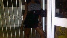 Nữ hành khách lột đồ trên taxi, đánh tài xế chảy máu