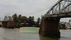 Không có thiệt hại về người trong vụ sà lan đâm sập cầu Ghềnh
