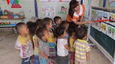 Cô trò “chui vào túi nilon” đến trường có thêm trường lớp đẹp