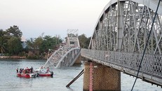 Cầu Ghềnh trước và sau khi sập nhìn từ flycam