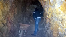 Bí thư huyện đào xuyên núi để 'làm hầm rượu'