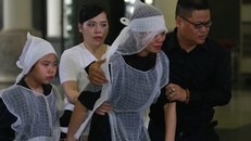 Vợ Trần Lập nắm chặt tay con, khóc ngất phút tiễn biệt chồng