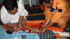 Tàu cứu hộ bất chấp gió lớn vượt 300 hải lý cứu ngư dân bị nạn