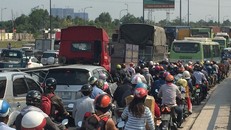 2 xe container va chạm, xa lộ Hà Nội ùn ứ nhiều giờ