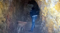 Bí thư huyện đào hầm xuyên núi: 'Đào hầm cũng như đào giếng thôi'