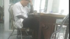 Mặc bệnh nhân chờ, nhân viên y tế vẫn xem phim, lướt facebook