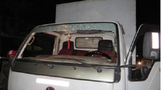 Xe tải bị ném đá: Tấm kính phía trước vỡ tan, tài xế bị thương