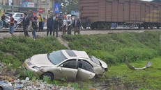 Tàu hỏa đâm ngang ô tô văng xuống ruộng, 4 người bị thương