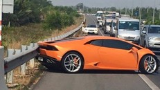 TP.HCM: Siêu xe 13 tỷ gặp nạn, vỡ nát đầu trên cao tốc